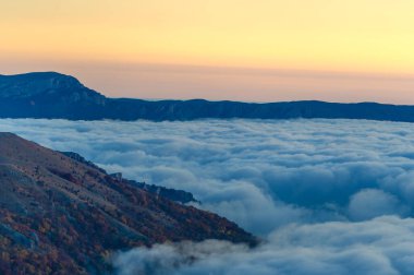 Kırım yarımadasının sonbahar fotoğrafları. Bulutların üstündeki dağlarda. Kayın, çam, boynuz, Demerdji dağlarındaki orman.
