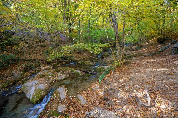 Foto Van Krim Schiereiland Herfst Jur Jur Waterval Een Oriëntatiepunt — Stockfoto