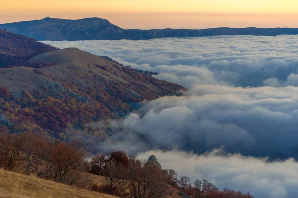 Fotos Otoñales Península Crimea Alto Las Montañas Sobre Las Nubes —  Fotos de Stock