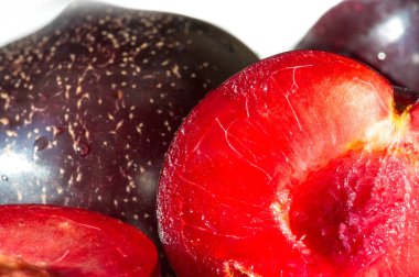 Küçük sulu, yenilebilir meyveli erik ağacı. Büyük bir kemiği var. Olgunlaştığında mor, kırmızımsı veya sarı olan oval etli bir meyve ve düz uçlu bir çukur içerir..