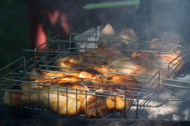 Kömürde kavrulmuş et, mangal, şiş kebap. Bir tabak marine edilmiş et ve sebze..