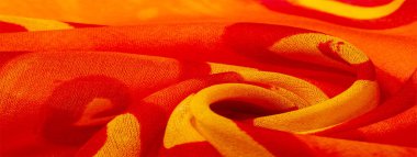 desen ipeği, kumaş kırmızısı arkaplan boyalı sarı çiçekler kumaş desenli çizimler. Parlak sarı çiçekli ve köri renkli çizgili izler avlunun her tarafına yayılmış..