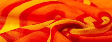 desen ipeği, kumaş kırmızısı arkaplan boyalı sarı çiçekler kumaş desenli çizimler. Parlak sarı çiçekli ve köri renkli çizgili izler avlunun her tarafına yayılmış..