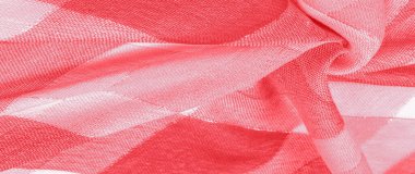 Kumaş desenli ipek atkı, kırmızı, metal şeritli kadın. Eşarp, soyut İskoç motiflerinin pastel tonlarında işaretlenmiş hassas yama desenleriyle süslenmiş.