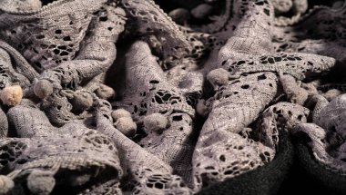 Doku arka plan, kadın dantel eşarp. Hızlı ve güzel, gümüş renk geldi. Eşarp ince ama çok çekici ve çok iyi hiçbir gevşek iplik veya gevşek parçaları ile yapılan.