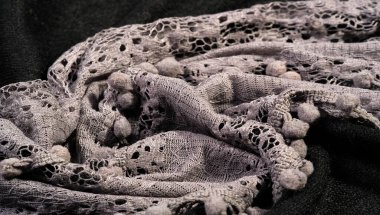 Doku arka plan, kadın dantel eşarp. Hızlı ve güzel, gümüş renk geldi. Eşarp ince ama çok çekici ve çok iyi hiçbir gevşek iplik veya gevşek parçaları ile yapılan.