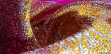 Doku arka planı, desen. pembe brokar kumaş. Organza brokar kumaş - çoban, gevrek palmiye ile. Bu boyunca büyük bir iplik-boyalı çiçek işlemeli desen vardır.