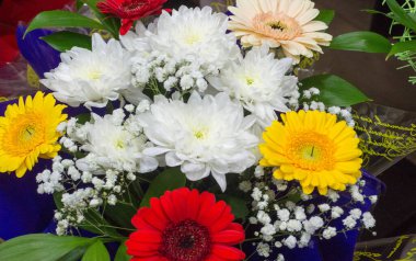 Bir buket çiçek. Çekici bir şekilde düzenlenmiş bir demet çiçek, özellikle bir hediye olarak sunulan ya da bir törende taşınan. burun, lezzet