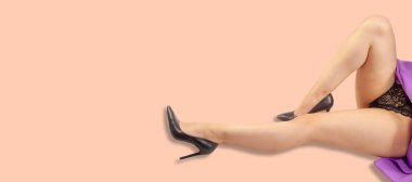 Güzel bacakları, siyah külotları, beyaz spor ayakkabıları olan bir kız kaldırdı.