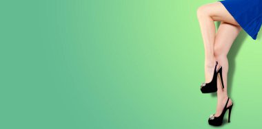 Epilasyon ve vücut bakımı. Mükemmel pürüzsüz kadın bacakları, serbest alan, kökten kılların kesilmesi. Bir insanın üzerinde yürüdüğü ve durduğu her uzuv.