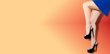 Epilasyon ve vücut bakımı. Mükemmel pürüzsüz kadın bacakları, serbest alan, kökten kılların kesilmesi. Bir insanın üzerinde yürüdüğü ve durduğu her uzuv.