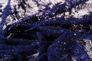 Doku, desen, beyaz bir arka plan üzerinde dantel mavi. Narin ve klasik, bu dik dantel önemli bir streç ve sedefli parlaklık vardır. Bu dantel kumaş tasarımınız için uygundur,