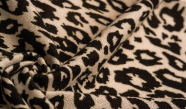 Doku, arkaplan, desen, kadın yün şalı, siyah ve bej, Afrika motifleri, yün ve modülden yapılmış, kenarları kıvrımlı bir yılan şeklinde..