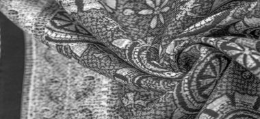 Arka plan tasarım dokusu, siyah-beyaz, beyaz çiçek çizimleri olan ipek kumaş. Charmeus 'un çok güzel bir kumaşı var. Yumuşak bir doluluk içinde birleştirilebilir..