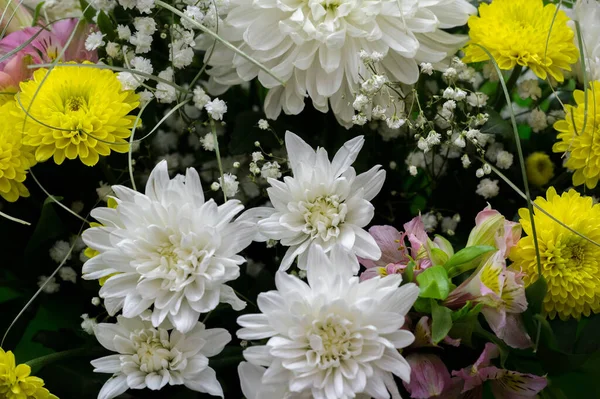 花束は 創造的な配置の花のコレクションです 花の花束は 家や公共の建物の装飾のために配置することができます またはハンドヘルドかもしれません — ストック写真