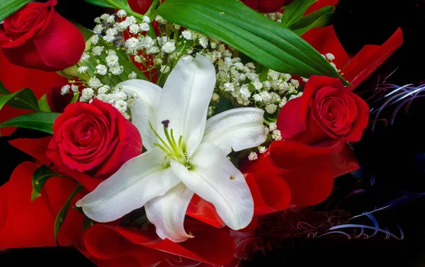 Bir Buket Çiçek Çekici Bir Şekilde Düzenlenmiş Bir Demet Çiçek — Stok fotoğraf