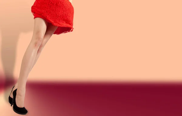 Las Piernas Chica Vestido Rojo Levantado Por Viento Viento Fotografía — Foto de Stock