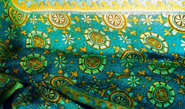 Doku arka plan tasarımı, turkuaz ipek kumaş ve sarı çiçek çizimleri. Charmeuse 'un çok güzel bir kumaşı var. Yumuşak bir bütünlükle birleştirilebilir.. 
