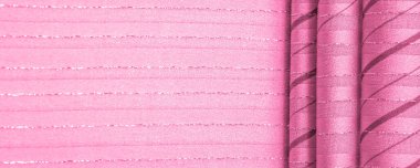 Tasarım arka plan dokusu, lurex çizgili kırmızı ipek kumaş, taze ve rahat bir stil için mükemmel..