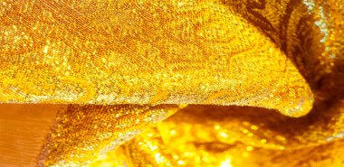 Doku arka planı, desen. Kumaş, sarı altın işlemeli kumaş. Organza brokar kumaş. Çoban, gevrek palmiyeli. Geniş iplik boyalı bir çiçek deseni var..
