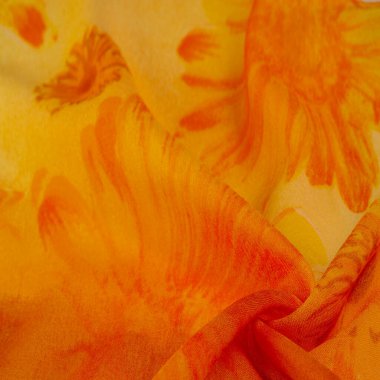Arkaplan dokusu, boyalı çayır çiçekleri olan turuncu ipek kumaş.
