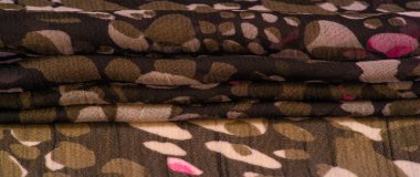 Desenli tasarım, ipek kumaş, kadın eşarbı, beyaz kırmızı-kahverengi soyut daireler, projeniz başarılı olacak, eğer bu kumaşı kaldırırsanız, silinmez etkiler bırakacak.