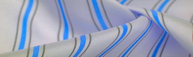 kabartma çizimi, kompozit tekstil, yoğun ipek kumaş beyazı, akuamarin, gök mavisi, güney, mavi ve gri çizgiler, kumaşa bir inme, dar bir şerit. özellik, çizgi, çizgi, çizgi, iz,