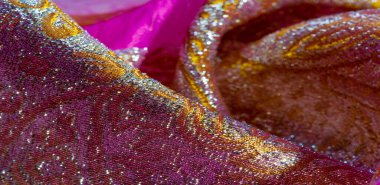 Doku arka planı, desen. pembe brokar kumaş. Organza brokar kumaş - çoban, gevrek palmiye ile. Bu boyunca büyük bir iplik-boyalı çiçek işlemeli desen vardır.