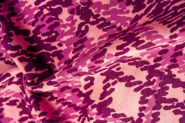 Arka plan tasarım dokusu, kırmızı ipek kumaş, soyutlama, telif hakkı baskılı askeri kamuflaj kumaşı, tasarımlarınız askeri bir kumaş olmanızı sağlayacak.,