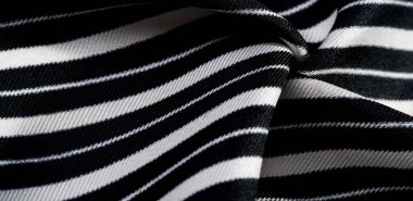 İpek çizgili kumaş. Siyah ve beyaz çizgiler. Bu güzel, süper yumuşak ipek karışımı orta kalınlıkta örülmüş kumaş tasarım projeleriniz için mükemmel. Lüks bir his için sırtına sürtünüyor.