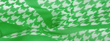 Doku, arkaplan, desen, ipek kumaş, beyaz arkaplanda yeşil rengin parlaklığı. Ünlü Fransız moda tasarımcısının kumaşındaki desen. Projeler arzularını yerine getirecek.