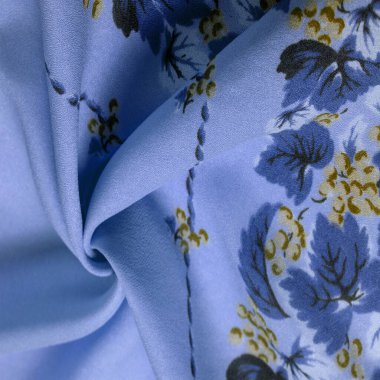 Doku, arka plan, şekil, Crepe de Chin. açık mavi, kahverengi çiçekler. Bu bir ipek grubu, pürüzle karakterize edilmiş, aynı zamanda hafif kırışık..