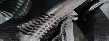 Arka plan dokusu, desen, koleksiyon, farklı boyutlarda çizgileri olan şeffaf ipek kumaş, siyah, zarif lüks.