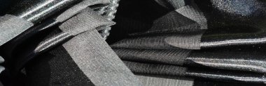 Arka plan dokusu, desen, koleksiyon, farklı boyutlarda çizgileri olan şeffaf ipek kumaş, siyah, zarif lüks.