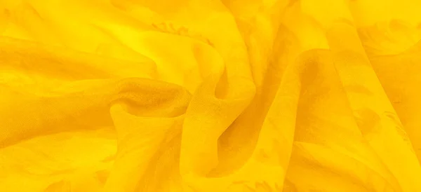 Tekstur Latar Belakang Kain Sutra Kuning Dengan Lukisan Bunga Padang — Stok Foto