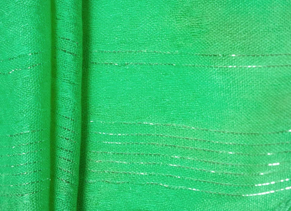 テクスチャ パターン グリーンエメラルドのスパンコール生地 シルバーストライプの白いストリップ デザイナーファブリック — ストック写真