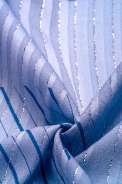 Doku tasarımı, gök mavisi ve beyaz çizgili mavi kumaş. Taze ve rahat bir stil için mükemmel.. 