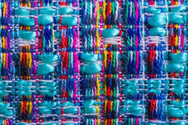 Arka plan dokusu, desen. Kış kumaşı, sıcak. Büyük örgülü iplik. Mavi-kırmızı sarı iplikler. Bu fotoğraf senin tasarımını en iyi yapacak. Duvar kağıtları, resimler, posterler.