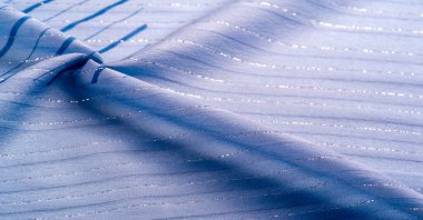 Doku tasarımı, gök mavisi ve beyaz çizgili mavi kumaş. Taze ve rahat bir stil için mükemmel.. 