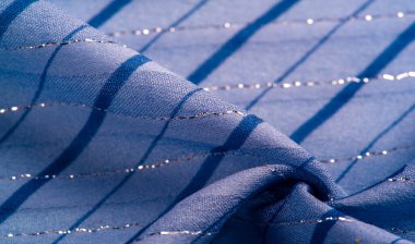 Doku tasarımı, gök mavisi ve beyaz çizgili mavi kumaş. Taze ve rahat bir stil için mükemmel.. 