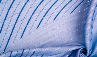 Doku tasarımı, gök mavisi ve beyaz çizgili mavi kumaş. Taze ve rahat bir stil için mükemmel.. 