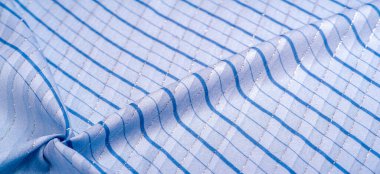 Doku tasarımı, gök mavisi ve beyaz çizgili mavi kumaş. Taze ve rahat bir stil için mükemmel.. 