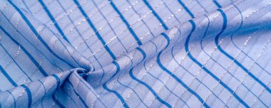 Doku tasarımı, gök mavisi ve beyaz çizgili mavi kumaş. Taze ve rahat bir stil için mükemmel.. 