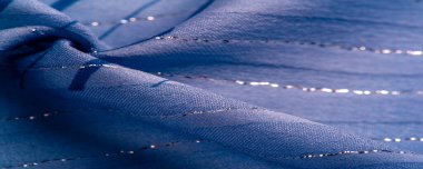 Doku tasarımı, gök mavisi ve beyaz çizgili mavi kumaş. Taze ve rahat bir stil için mükemmel.. 