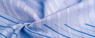 Doku tasarımı, gök mavisi ve beyaz çizgili mavi kumaş. Taze ve rahat bir stil için mükemmel.. 