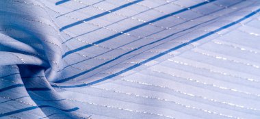 Doku tasarımı, gök mavisi ve beyaz çizgili mavi kumaş. Taze ve rahat bir stil için mükemmel.. 