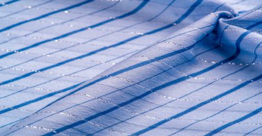 Doku tasarımı, gök mavisi ve beyaz çizgili mavi kumaş. Taze ve rahat bir stil için mükemmel.. 