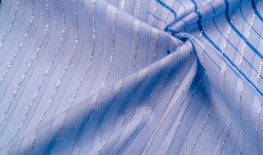 Doku tasarımı, gök mavisi ve beyaz çizgili mavi kumaş. Taze ve rahat bir stil için mükemmel.. 