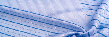 Doku tasarımı, gök mavisi ve beyaz çizgili mavi kumaş. Taze ve rahat bir stil için mükemmel.. 