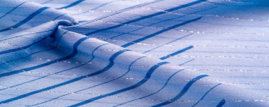 Doku tasarımı, gök mavisi ve beyaz çizgili mavi kumaş. Taze ve rahat bir stil için mükemmel.. 